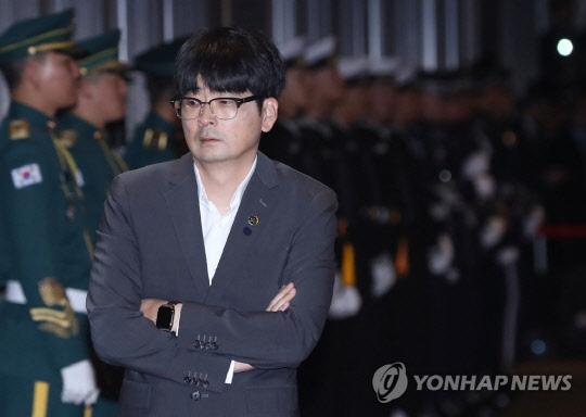 탁현민 대통령 행사기획자문위원이 11월 25일 오후 부산 한 호텔에서 열리는 2019 한-아세안 특별 정상회의 환영 만찬에 앞서 행사장을 정리하고 있다. (사진=연합뉴스)